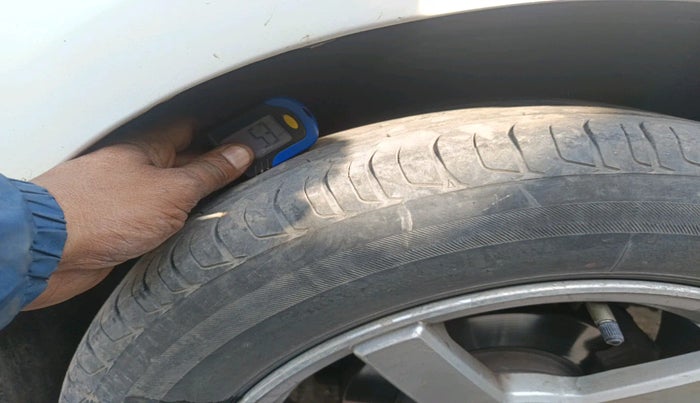 2015 Maruti Swift VXI, Petrol, Manual, 65,813 km, tyre