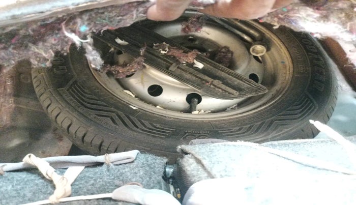 2012 Maruti Wagon R 1.0 LXI, Petrol, Manual, 1,10,923 km, tyre