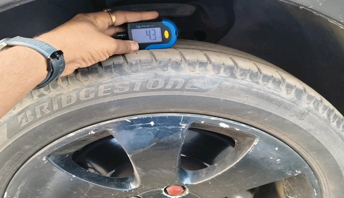 2011 Skoda Superb ELEGANCE 1.8 TSI AT, Petrol, Automatic, 1,54,454 km, tyre