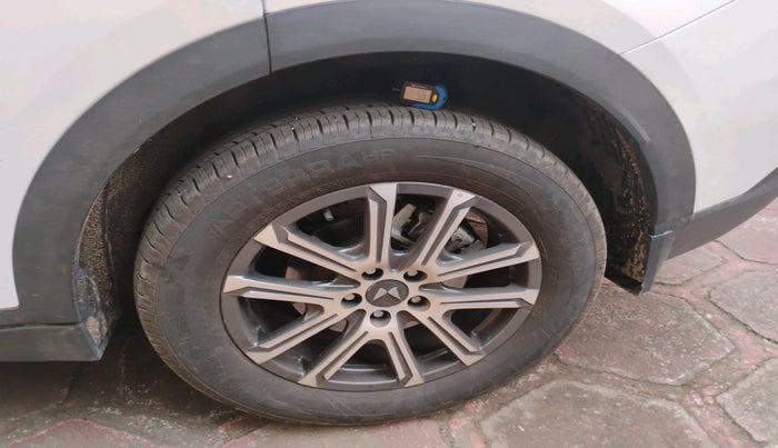 2024 Mahindra XUV700 AX 7 LUXURY P AT 7 STR, Petrol, Automatic, 6,482 km, tyre