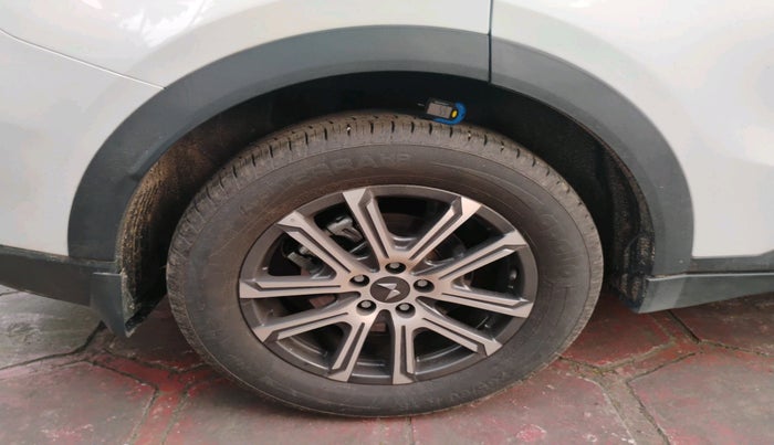 2024 Mahindra XUV700 AX 7 LUXURY P AT 7 STR, Petrol, Automatic, 6,482 km, tyre