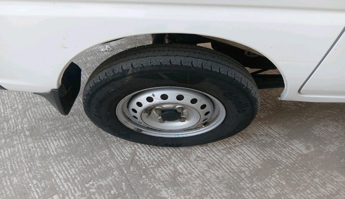 2023 Maruti Eeco 5 STR AC CNG, Petrol, Manual, 1,38,417 km, tyre