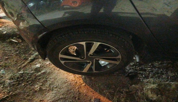 2021 Tata ALTROZ XZ PETROL, Petrol, Manual, 70,000 km, tyre