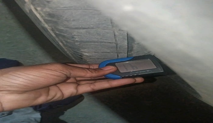 2021 Mahindra XUV300 W6 1.2 PETROL, Petrol, Manual, 98,405 km, tyre