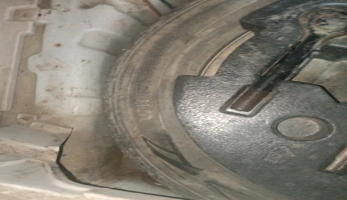 2021 Mahindra XUV300 W6 1.2 PETROL, Petrol, Manual, 98,405 km, tyre