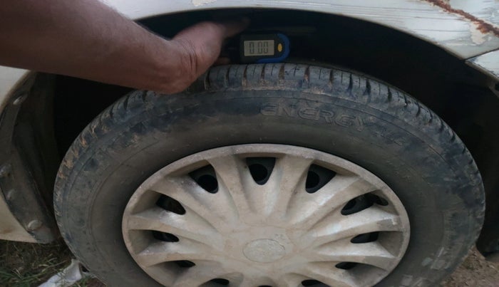 2010 Maruti Swift VDI, Diesel, Manual, 2,17,719 km, tyre