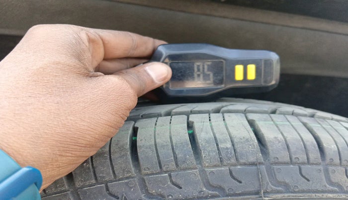 2017 Maruti Swift VXI O, Petrol, Manual, 1,19,440 km, tyre