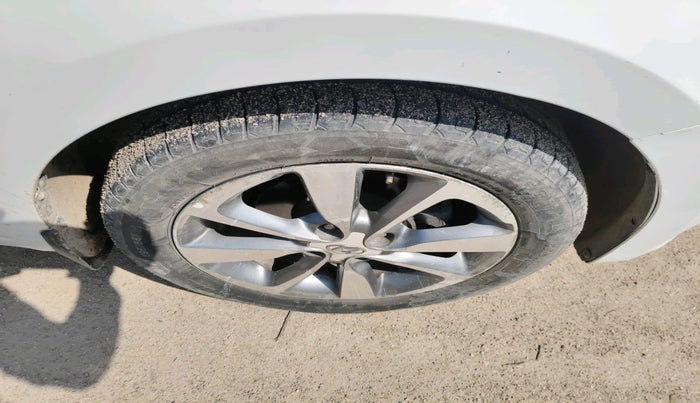 2016 Hyundai Elite i20 ASTA 1.2, Petrol, Manual, 1,30,725 km, tyre