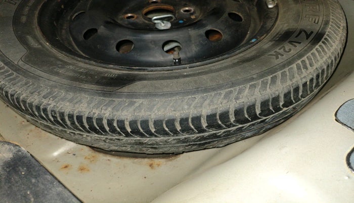 2013 Maruti Swift Dzire VXI, Petrol, Manual, 1,01,039 km, tyre