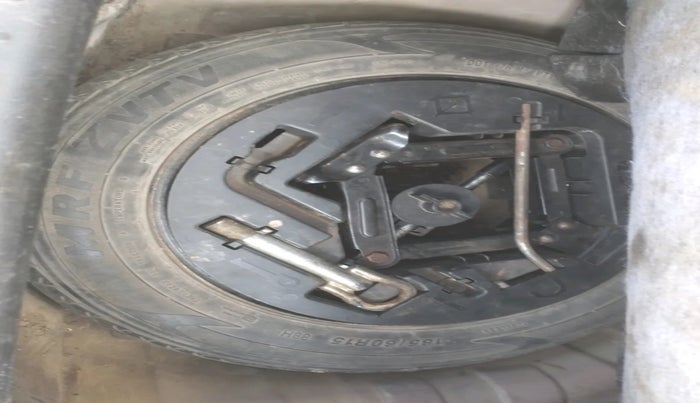 2017 Mahindra Kuv100 K8 D 6 STR, Diesel, Manual, 81,487 km, tyre