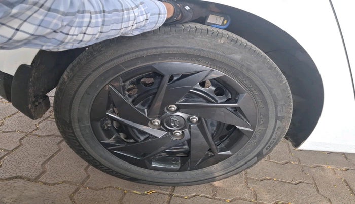 2024 Hyundai NEW I20 MAGNA 1.2 MT, Petrol, Manual, 21,148 km, tyre