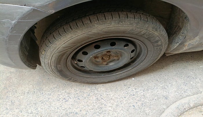 2015 Maruti Swift VXI, Petrol, Manual, 1,50,955 km, tyre