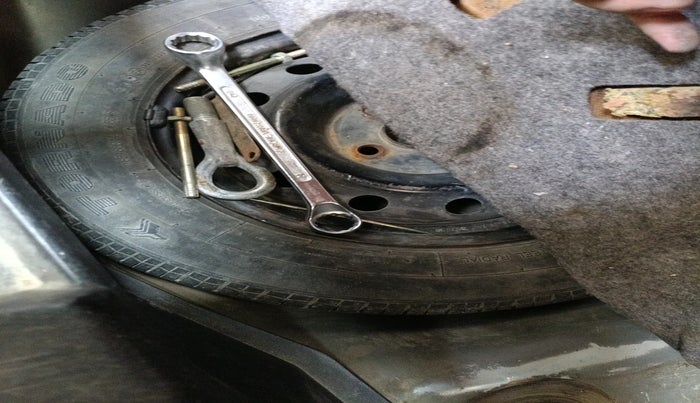 2015 Maruti Swift VXI, Petrol, Manual, 1,50,955 km, tyre