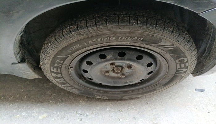 2015 Maruti Swift VXI, Petrol, Manual, 1,50,955 km, tyre