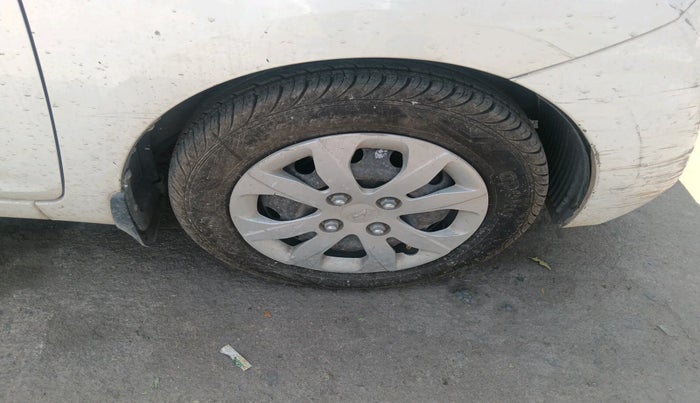 2014 Hyundai Eon SPORTZ, Petrol, Manual, 27,843 km, tyre