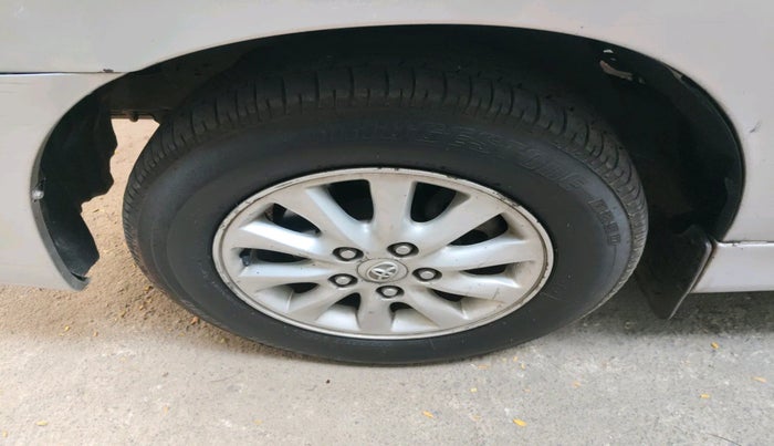 2013 Toyota Innova 2.5 VX 8 STR, Diesel, Manual, 3,28,829 km, tyre