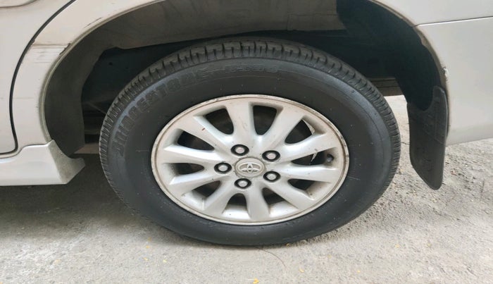 2013 Toyota Innova 2.5 VX 8 STR, Diesel, Manual, 3,28,829 km, tyre