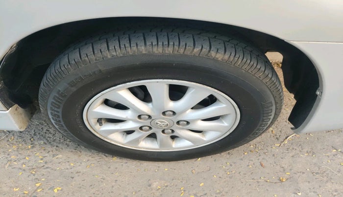 2013 Toyota Innova 2.5 VX 8 STR, Diesel, Manual, 3,28,829 km, tyre