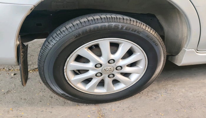 2013 Toyota Innova 2.5 VX 8 STR, Diesel, Manual, 3,28,829 km, tyre