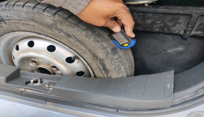 2011 Maruti Wagon R 1.0 LXI, Petrol, Manual, 1,55,892 km, tyre