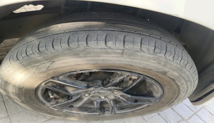 2012 Toyota Innova 2.5 GX 8 STR, Diesel, Manual, 2,71,717 km, tyre