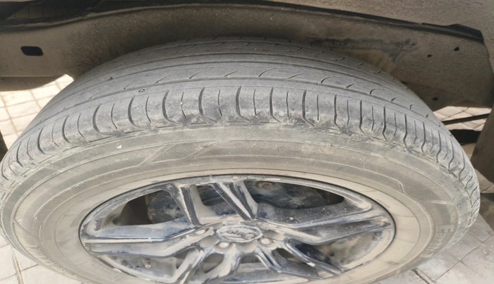 2012 Toyota Innova 2.5 GX 8 STR, Diesel, Manual, 2,71,717 km, tyre