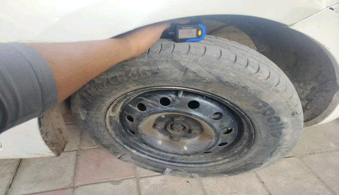 2017 Maruti Dzire VDI, Diesel, Manual, 1,11,836 km, tyre