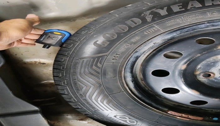 2017 Maruti Dzire VDI, Diesel, Manual, 1,09,197 km, tyre