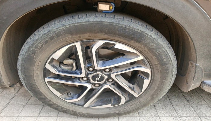 2023 KIA CARENS LUXURY 1.5 TURBO PETROL IMT 7 STR, Petrol, Manual, 29,916 km, tyre