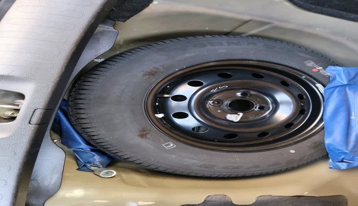 2015 Maruti Swift Dzire VXI, Petrol, Manual, 64,982 km, tyre