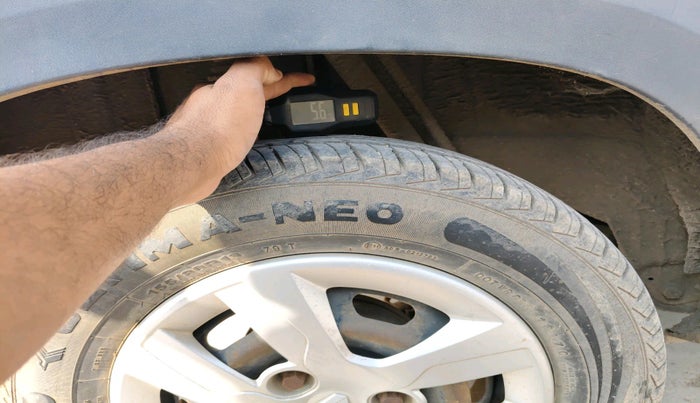 2016 Renault Kwid RXT 1.0 AMT (O), Petrol, Automatic, 69,616 km, tyre