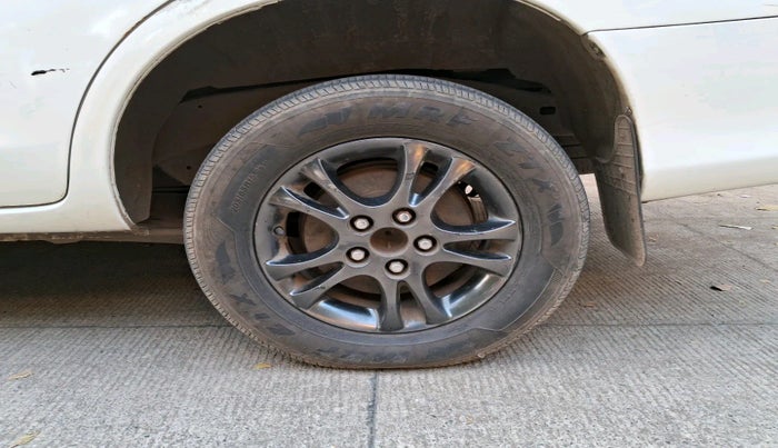 2011 Toyota Innova V 2.5 7 STR, Diesel, Manual, 2,61,437 km, tyre