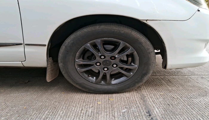 2011 Toyota Innova V 2.5 7 STR, Diesel, Manual, 2,61,437 km, tyre