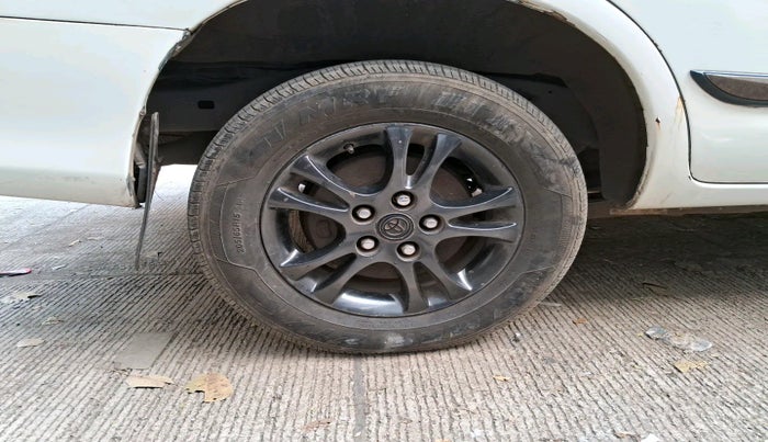 2011 Toyota Innova V 2.5 7 STR, Diesel, Manual, 2,61,437 km, tyre