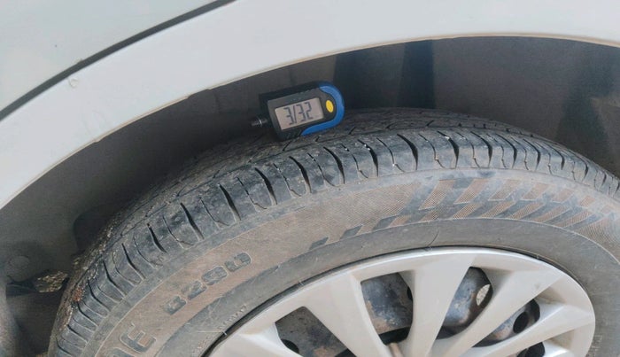 2017 Maruti Dzire VXI AMT, Petrol, Automatic, 1,74,253 km, tyre