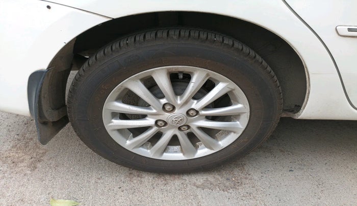 2014 Toyota Etios V, Petrol, Manual, 1,24,385 km, tyre
