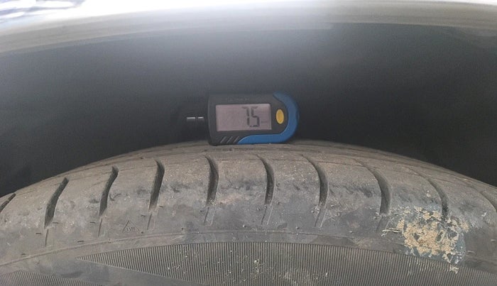 2017 Toyota Innova Crysta 2.4 VX 8 STR, Diesel, Manual, 82,614 km, tyre