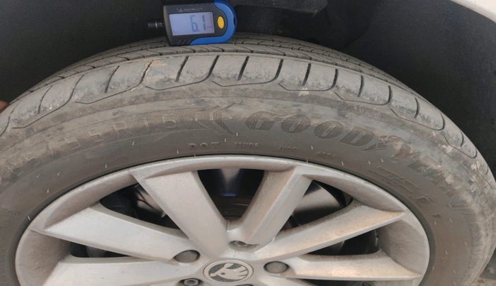 2015 Skoda Superb ELEGANCE 1.8 TSI AT, Petrol, Automatic, 1,94,152 km, tyre