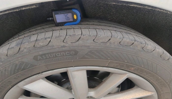 2015 Skoda Superb ELEGANCE 1.8 TSI AT, Petrol, Automatic, 1,94,152 km, tyre