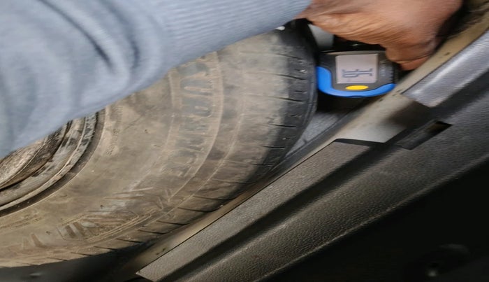 2015 Skoda Superb ELEGANCE 1.8 TSI AT, Petrol, Automatic, 1,94,152 km, tyre