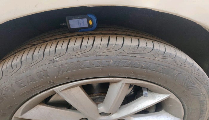 2015 Skoda Superb ELEGANCE 1.8 TSI AT, Petrol, Automatic, 1,94,152 km, tyre