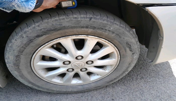 2013 Toyota Innova 2.5 VX 8 STR, Diesel, Manual, 2,23,000 km, tyre