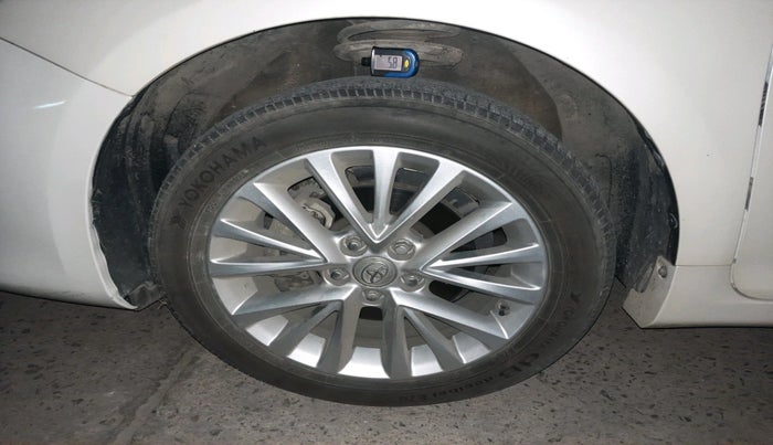 2016 Toyota Camry HYBRID, Hybrid, Automatic, 22,935 km, tyre