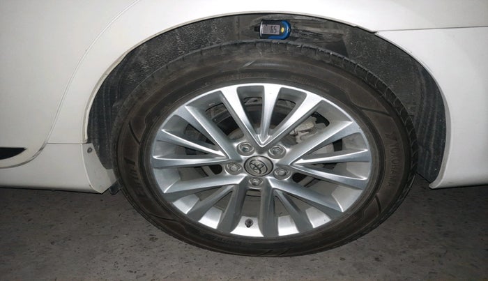 2016 Toyota Camry HYBRID, Hybrid, Automatic, 22,935 km, tyre