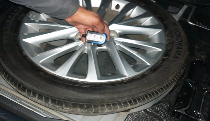 2016 Toyota Camry HYBRID, Hybrid, Automatic, 22,935 km, tyre