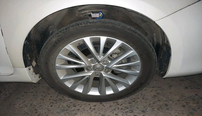 2016 Toyota Camry HYBRID, Hybrid, Automatic, 22,935 km, tyre