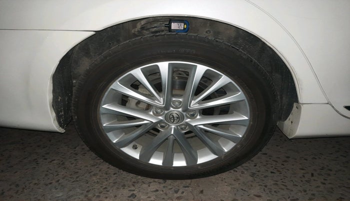 2016 Toyota Camry HYBRID, Hybrid, Automatic, 22,935 km, tyre