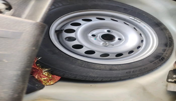 2017 Maruti Swift LXI (O), Petrol, Manual, 1,03,936 km, tyre