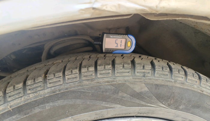 2014 Toyota Innova 2.5 ZX 7 STR, Diesel, Manual, 1,17,154 km, tyre