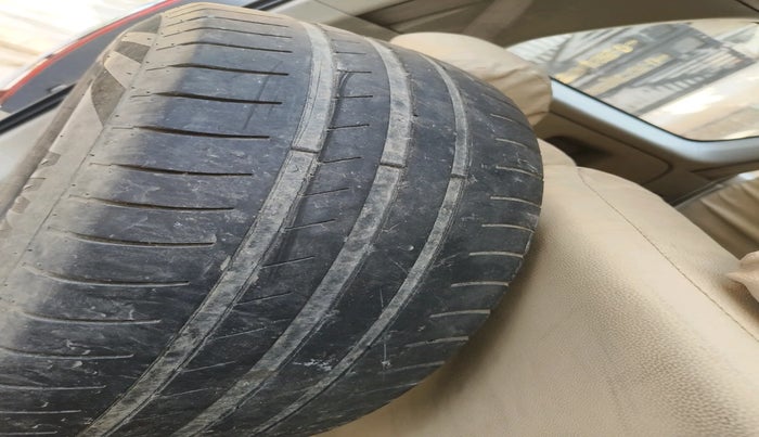 2014 Toyota Innova 2.5 ZX 7 STR, Diesel, Manual, 1,17,154 km, tyre